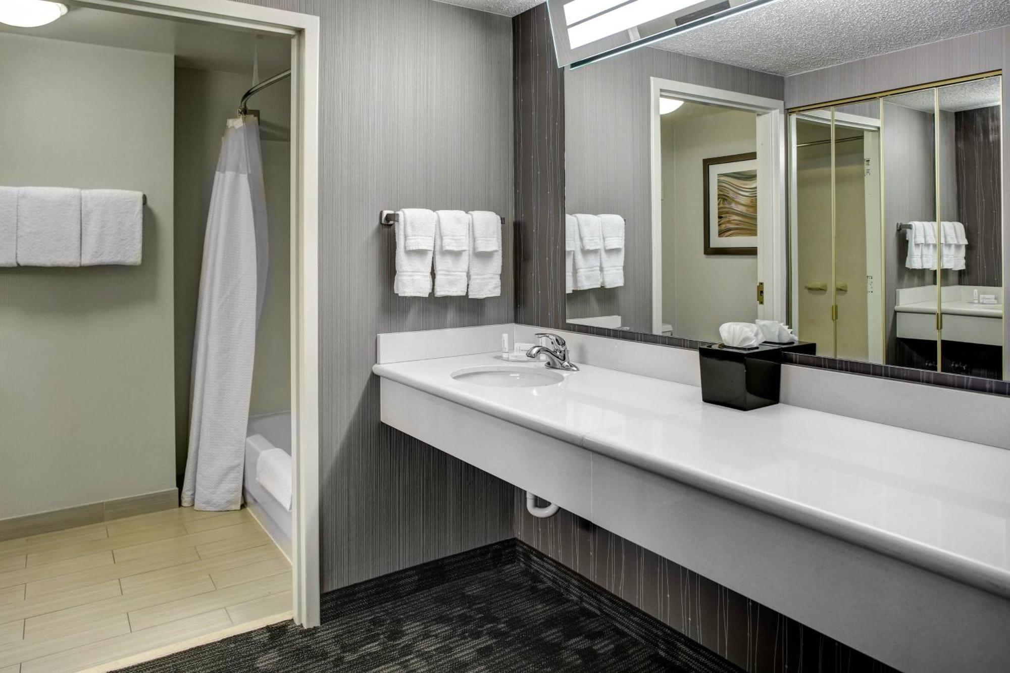 Courtyard By Marriott Cleveland Westlake Exterior photo